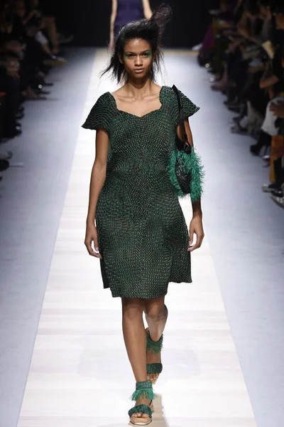 Look 28